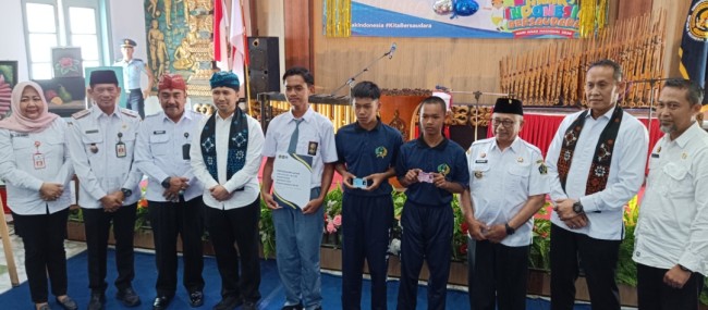 Wakil Gubernur Jawa Timur Emil Elestianto Dardak bersama jajaran Dispendukcapil dan LPKA Blitar menyerahkan dokumen kependudukan secara simbolis kepada anak-anak binaan sebagai bagian dari peringatan Hari Anak Nasional 2025.