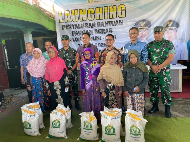 Foto bersama penyerahan bantuan beras kepada warga Kota Malang. (Foto: Amin/JatimTIMES)