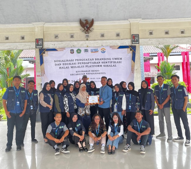 Mahasiswa Kelompok 15 KKN Unisba Blitar berfoto bersama usai sosialisasi penguatan branding UMKM dan edukasi sertifikasi halal di Kelurahan Bendo, Rabu (24/7/2025).