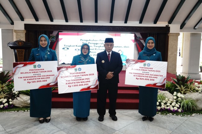 Penyerahan belanja hibah 2025 untuk TP PKK Kabupaten Malang.