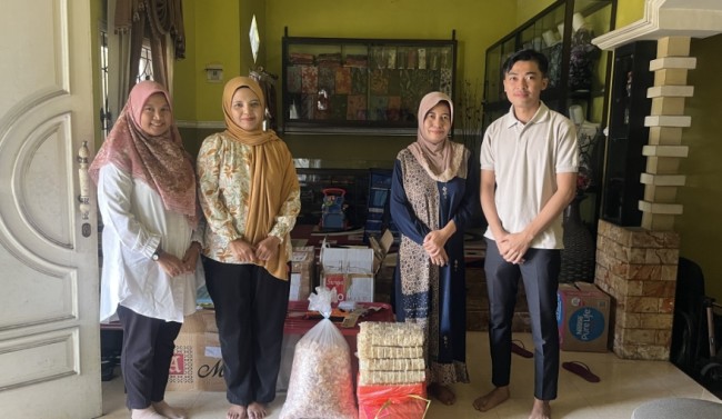 Dosen dan mahasiswa Unisba Blitar bersama pelaku UMKM Nuransya di rumah produksi Tuliskriyo.