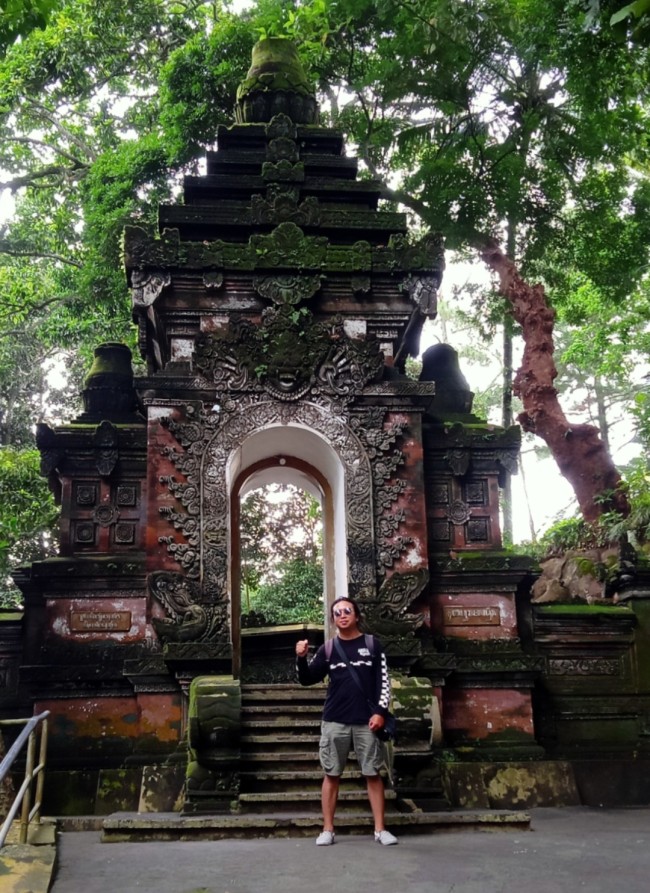 Pintu gerbang utama Astana Mangadeg