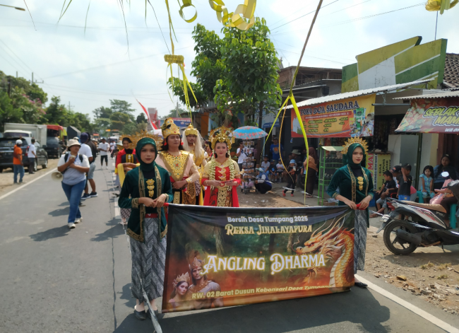 kontingen kirab budaya Desa Tumpang
