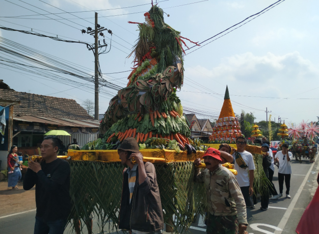 kontingen kirab budaya Desa Tumpang