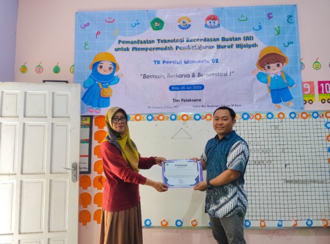 Dosen Unisba Blitar bersama guru dan siswa TK Pertiwi Wonorejo 02 usai kegiatan pengenalan aplikasi SiPuTiH, inovasi pembelajaran huruf Hijaiyah berbasis AI. (Foto: Ist)