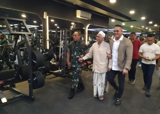 meninjau.