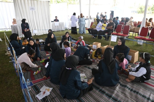PENMAS FIKES UB 2025 saat mahasiswa mengajak anak-anak mewarnai. (Foto: istimewa) 