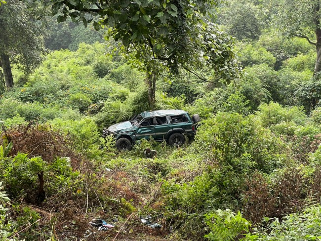 Kondisi mobil Toyota Land Cruiser yang terlihat ringsek usai terjun ke jurang pada jalur wisata Gunung Bromo pada Selasa (29/7/2025). (Foto: Polsek Poncokusumo for JatimTIMES)