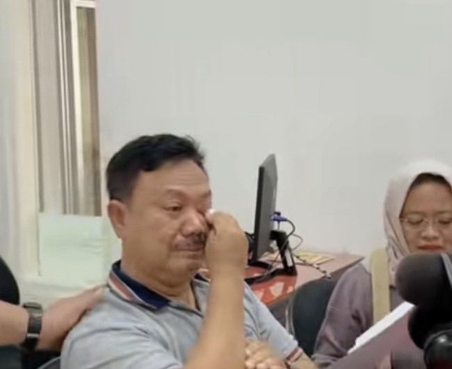 Momen Eko, menangis saat cerita di Radio Andika. (Foto: @radioandika)