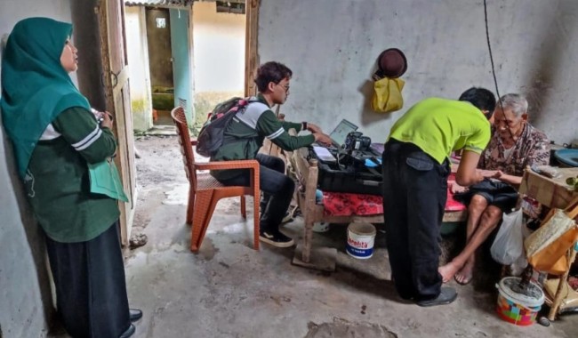 Petugas Dispendukcapil Kabupaten Blitar saat melakukan perekaman data kependudukan kepada warga rentan di Desa Slorok, Kecamatan Garum, Selasa (29/7/2025). (Foto: Ist)