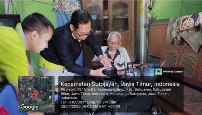 Warga lansia di Desa Panggungasri, Kecamatan Panggungrejo, menerima layanan perekaman KTP-el tanpa harus keluar rumah