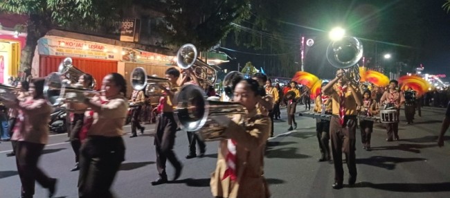 Barisan marching band dari peserta Kirab Pandu Praja Patria (KP3) ke-XIX Tahun 2025 tampil memukau di sepanjang rute kirab di Kota Blitar, Jumat malam (1/8/2025).