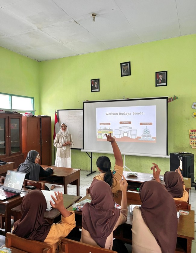 Mahasiswa KKN Kelompok 15 Unisba Blitar bersama siswa kelas VI SDN 2 Bendo, Kecamatan Kepanjenkidul, Kota Blitar, dalam kegiatan edukatif bertajuk “Transformasi Digital dan Karakter Bangsa”, Jumat (2/8/2025). (Foto: Ist)