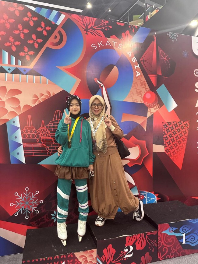 Momen Naswa mengenakan kostum karakter venellope katun Disney versi hijab foto bersama sang ibu. (Foto: istimewa)