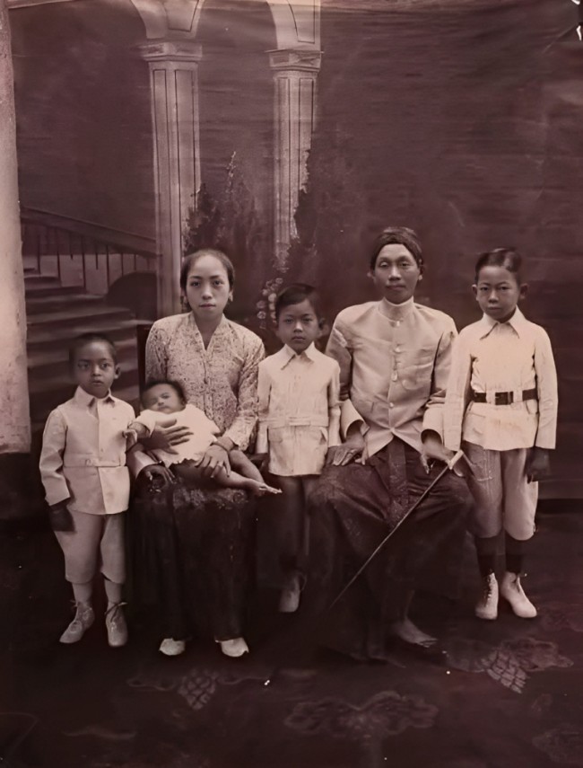 Keluarga warsohadiningrat