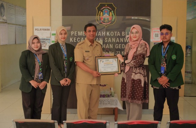 Mahasiswa KKN Kelompok 09 Unisba Blitar berfoto bersama narasumber, pelaku UMKM, dan perwakilan pemerintah Kelurahan Gedog usai kegiatan sosialisasi sertifikasi halal dan branding produk di Balai Tuhu Miguna, Selasa (5/8/2025). (Foto: Ist)