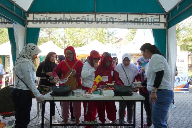 Momen PLN Malang memperkenalkan kompor induksi. (Foto: istimewa)