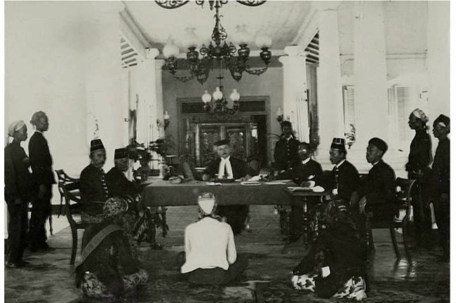 Suasana sidang di Raad van Justitie (Dewan Kehakiman) pada masa Hindia Belanda, awal abad ke-20. (Foto: Ist)