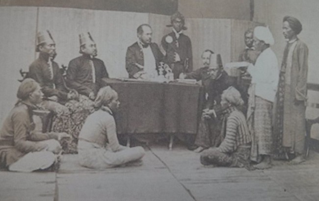 Suasana sidang di Raad van Justitie (Dewan Kehakiman) pada masa Hindia Belanda, awal abad ke-20. (Foto: Ist)