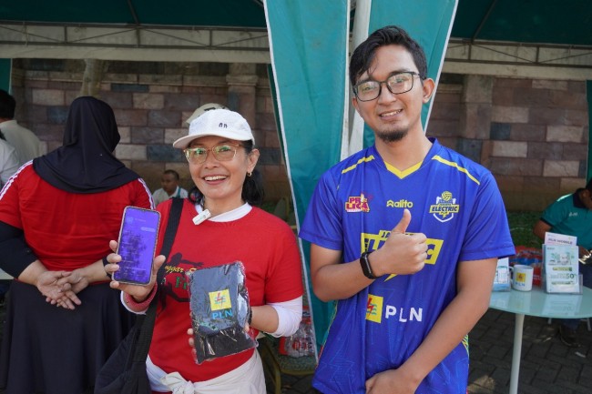 Momen tim PLN menyosialisasikan penggunaan PLN Mobile. (Foto: istimewa)