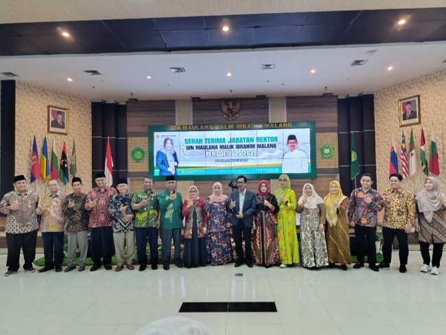 Foto bersama rektor UIN Maulana Malik Ibrahim Malang lama dan baru bersama jajaran (foto: Hendra Saputra/JatimTIMES) 