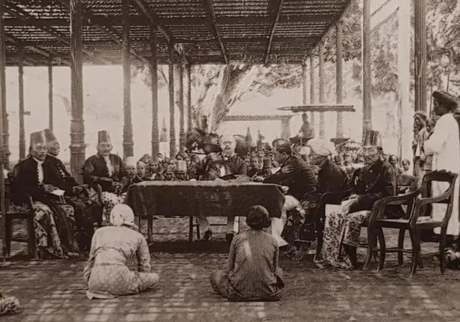 Suasana sidang di Raad van Justitie (Dewan Kehakiman) pada masa Hindia Belanda, awal abad ke-20. (Foto: Ist)