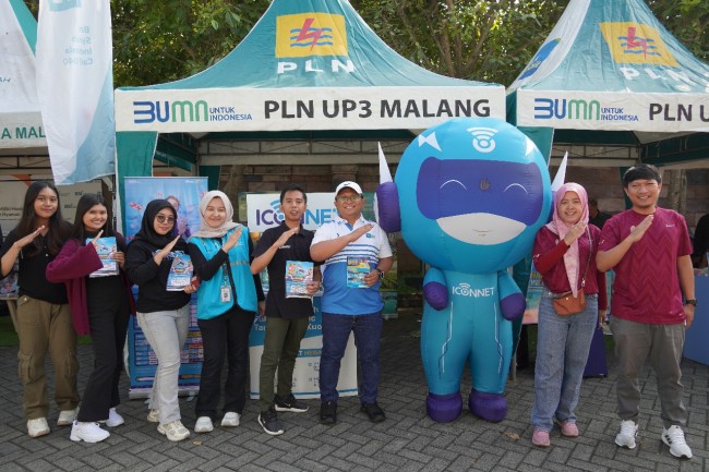 Foto bersama Manager PLN UP3 Malang Agung Wibowo dengan tim PLN. (Foto: istimewa)