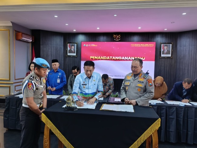 Penandatanganan MoU kerjasama antara Polresta Malang Kota bersama Forkopimda Kota Malang (foto: Hendra Saputra/JatimTIMES) 