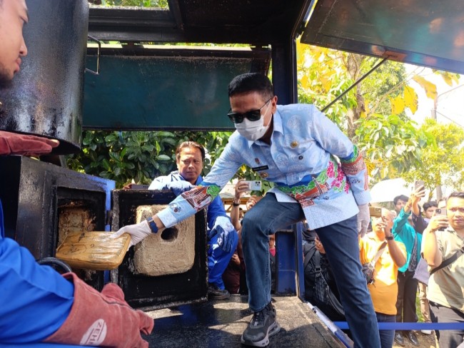 Wali Kota Malang Wahyu Hidayat saat akan memusnahkan barang bukti di Kejari Kota Malang (foto: Hendra Saputra/JatimTIMES) 