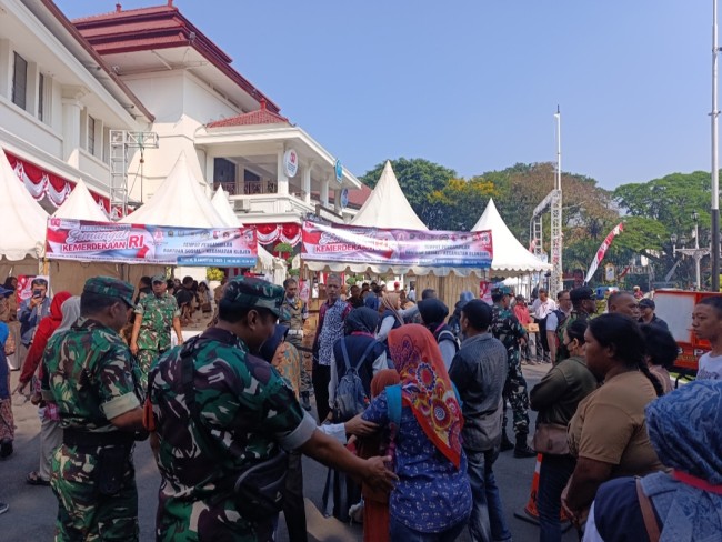 Pembagian sembako di halaman Balai Kota Malang (foto: Hendra Saputra/JatimTIMES) 
