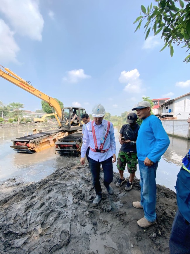 Suasana pengerukan besar-besaran, Sungai Wendit di Kota Malang yang akhirnya kembali dibersihkan. (Foto: istimewa)