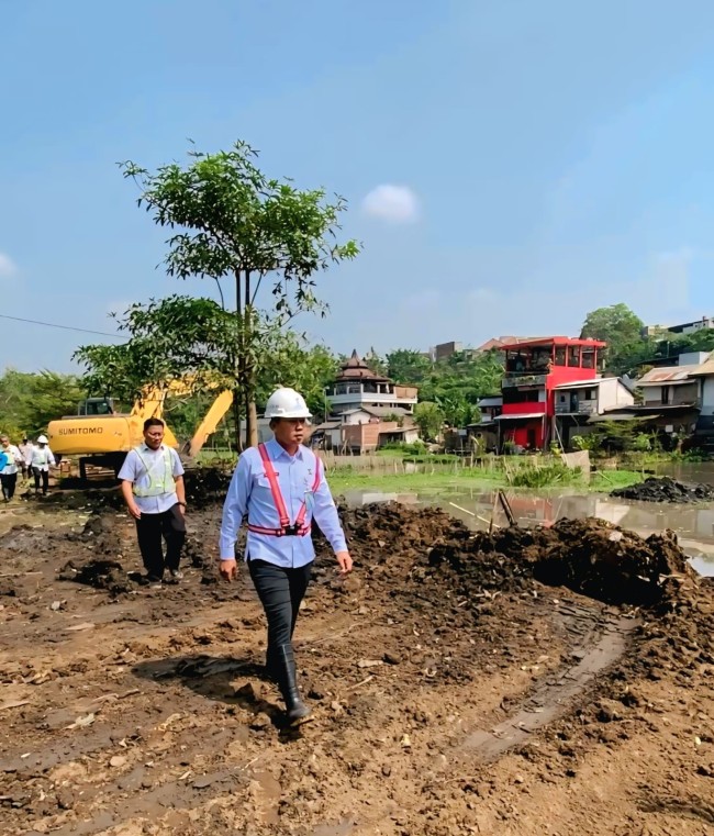 Momen Direktur Utama Perumda Tugu Tirta, Priyo Sudibyo, SE, S.Sos, MM terjun langsung ke pembersihan sungai Wendit. (Foto: istimewa)