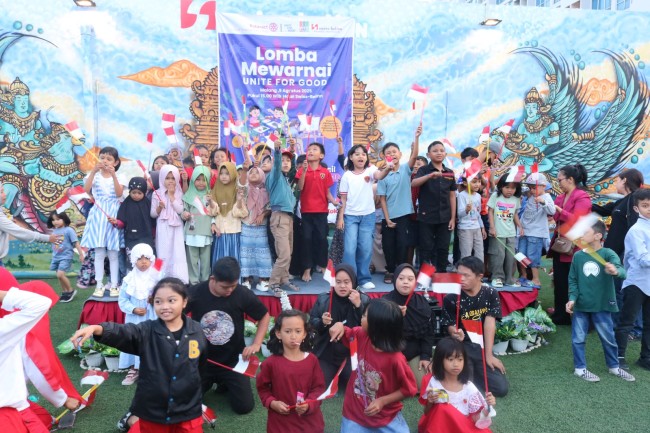 Foto bersama peserta lomba mewarnai di Swiss-Belinn Malang. (Foto: istimewa) 