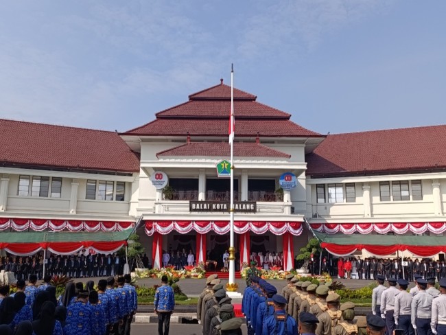 Momen jalannya upacara peringatan HUT Kemerdekaan ke-80 RI di Halaman Balai Kota Malang (foto: Hendra Saputra/JatimTIMES) 