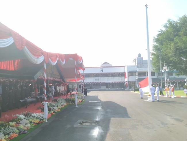 Pengibaran bendera merah putih. 