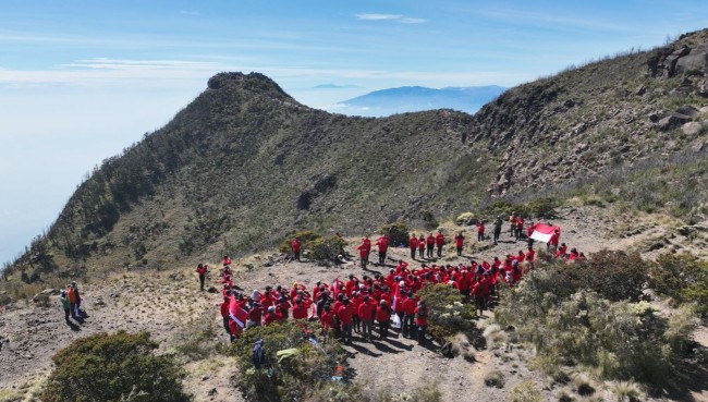 Momen tim Ekspedisi 80 upacara 17 Agustus 2025 di puncak Gunung Arjuno. (Foto: istimewa)
