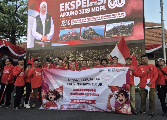 Foto bersama tim usai prosesi pelepasan secara simbolis oleh Gubernur Jawa Timur di halaman Gedung Negara Grahadi pada Jumat (15/8) sore. (Foto: istimewa)