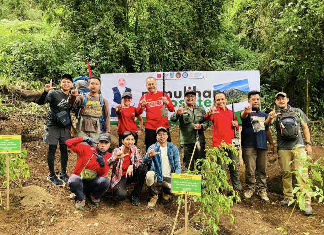 Tim Dinas Peternakan Provinsi Jawa Timurmelakukan aksi penanaman pohon sebagai bentuk kepedulian terhadap pemulihan ekosistem. (Foto: istimewa) 