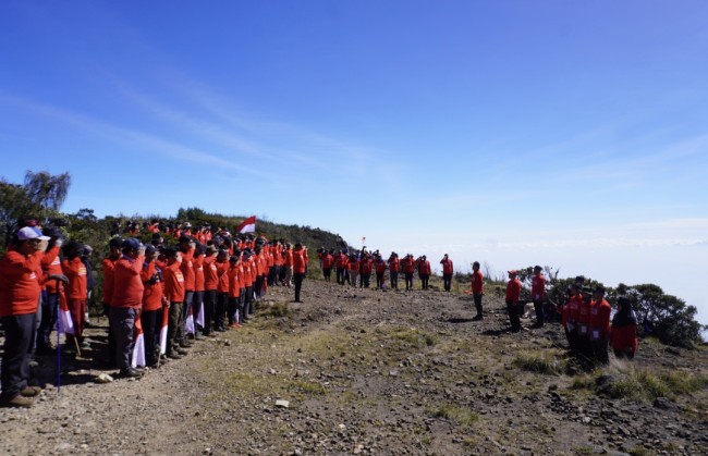 Upacara 17 Agustus 2025 di puncak Gunung Arjuno. (Foto: istimewa)