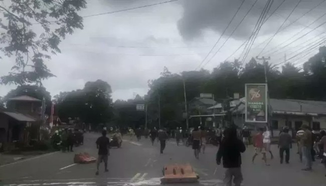 Suasana bentrokan antar warga di Desa Hunuth, Kecamatan Teluk Ambon, pada Selasa (19/8/2025). (Foto: X)