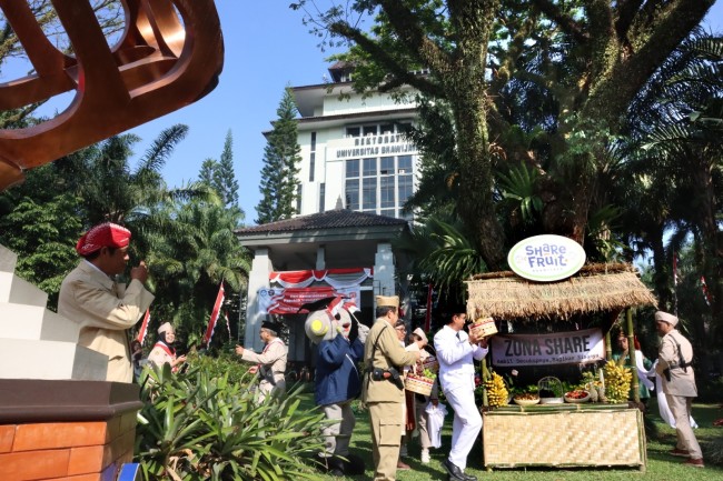 Suasana Gerakan Berbagi Buah, sebuah inisiatif yang mengajak sivitas akademika untuk lebih peduli pada kesehatan, kemandirian pangan, dan produk lokal. (Foto: istimewa)