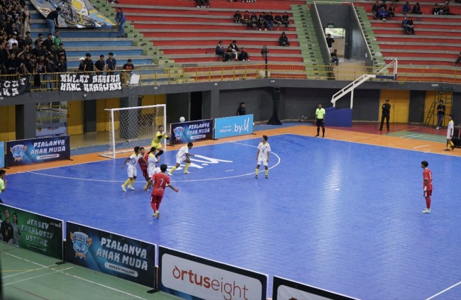 Momen pertandingan di ajang futsal pelajar Piala by.U Kediri Series 2025 resmi digelar di GOR Jayabaya Kediri pada Jumat (15/8/2025). (Foto: istimewa)