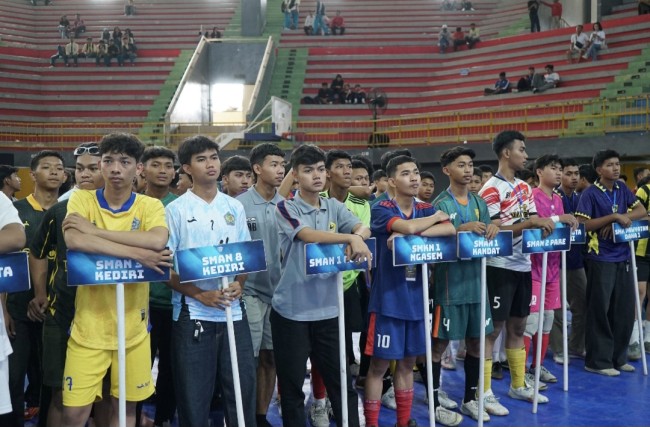 Para peserta ajang futsal pelajar Piala by.U Kediri Series 2025 resmi digelar di GOR Jayabaya Kediri pada Jumat (15/8/2025). (Foto: istimewa)