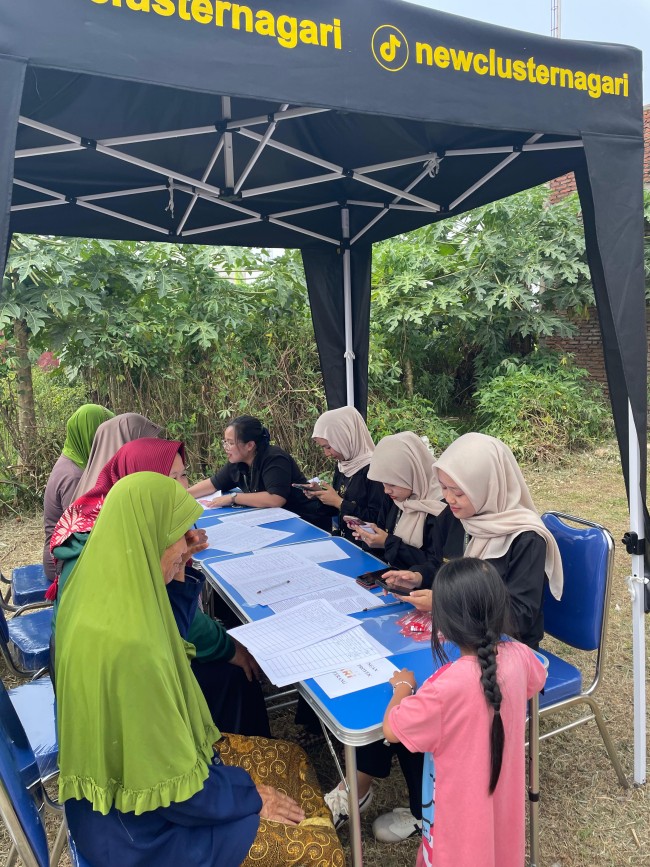 Antrean masyarakat saat mengambil sembako. (Foto: istimewa)