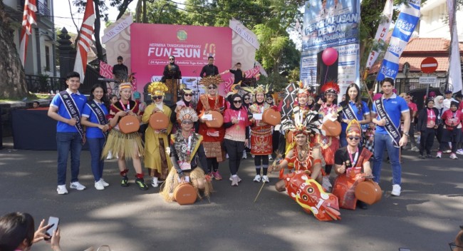 Foto bersama dengan para peserta best costume dengan pakaian adat nusantara. (Foto: istimewa)