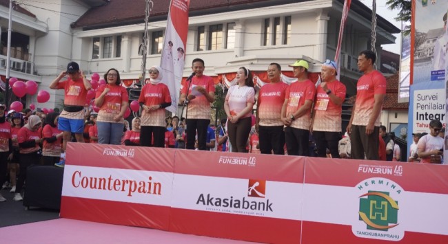 Momen Wali Kota Malang Wahyu Hidayat memberangkatkan para runners. (Foto: istimewa)