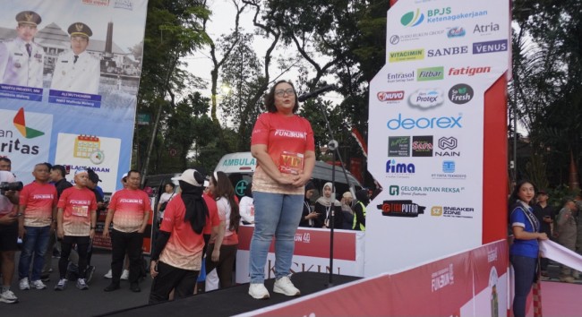 Direktur RSU Hermina Tangkubanprahu, dr Agnes Widayu Estiningsih, MMRS saat sambutan di acara Hermina Run 2025. (Foto: istimewa)