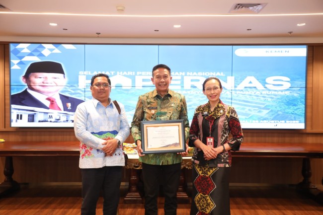 Foto bersama Wali Kota Malang Wahyu Hidayat (tengah) bersama Kepala DPUPRPKP Dandung Djulharjanto serta Kepala Bappeda Kota Malang Dwi Rahayu. (Foto: istimewa)