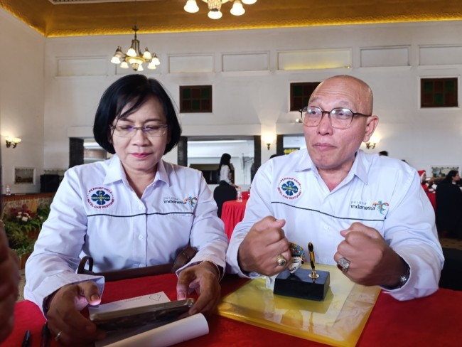 Ketua PHRI Kota Malang Agoes Soebekti (kanan) bersama Humas Turnamen Futsal PHRI 2025 Ratna Dwi Rachmawati (foto: Hendra Saputra/JatimTIMES) 