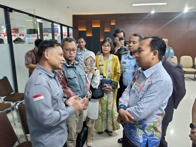 Wakil Wali Kota Malang Ali Muthohirin berdialog dengan salah satu yayasan.(Foto: Riski Wijaya/MalangTIMES).
